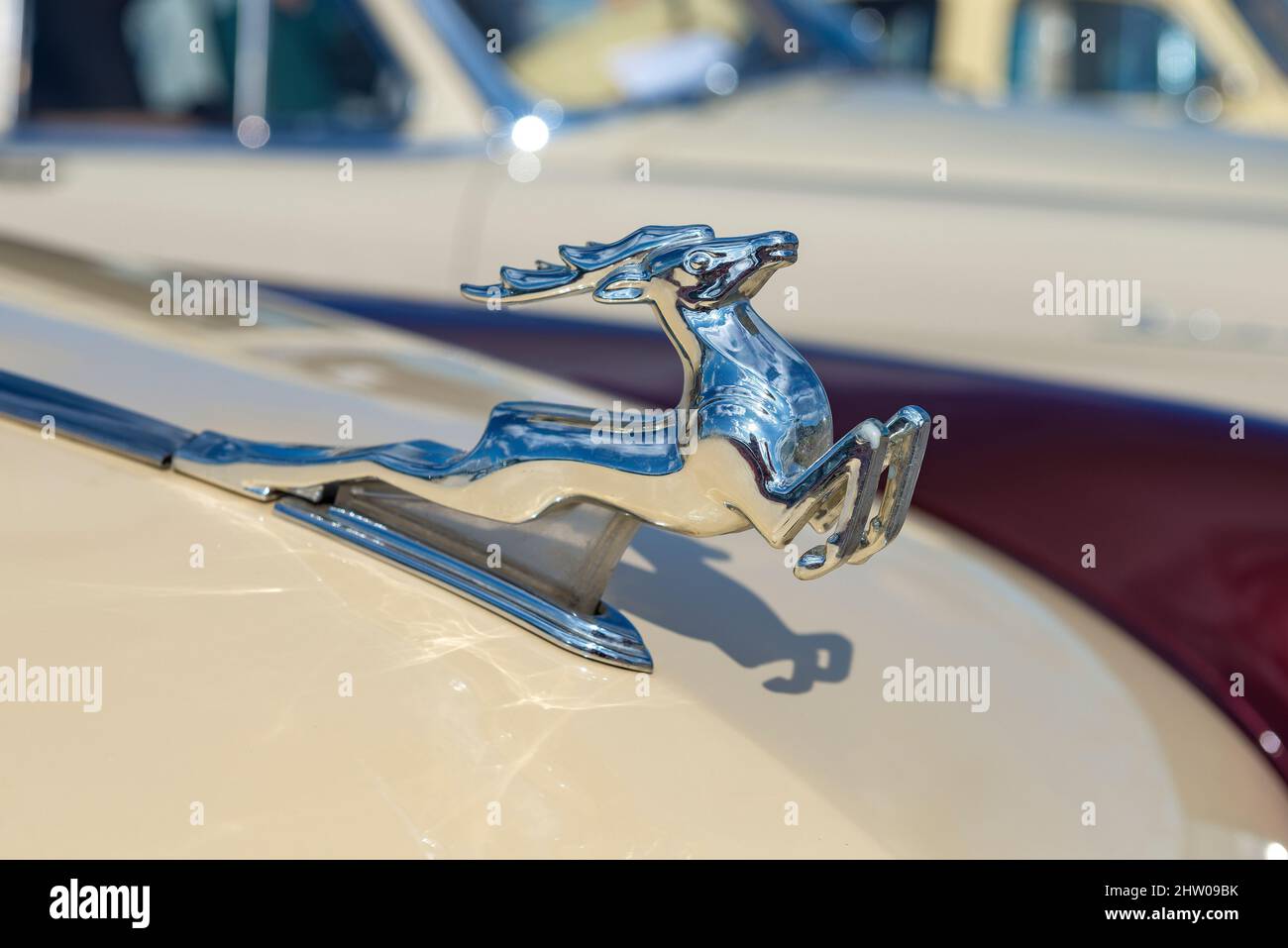 KRONSTADT, RUSSIA - 14 SETTEMBRE 2019: Cromo figura di un cervo in corsa sul cofano di una auto retrò sovietica Volga GAZ-21 Foto Stock