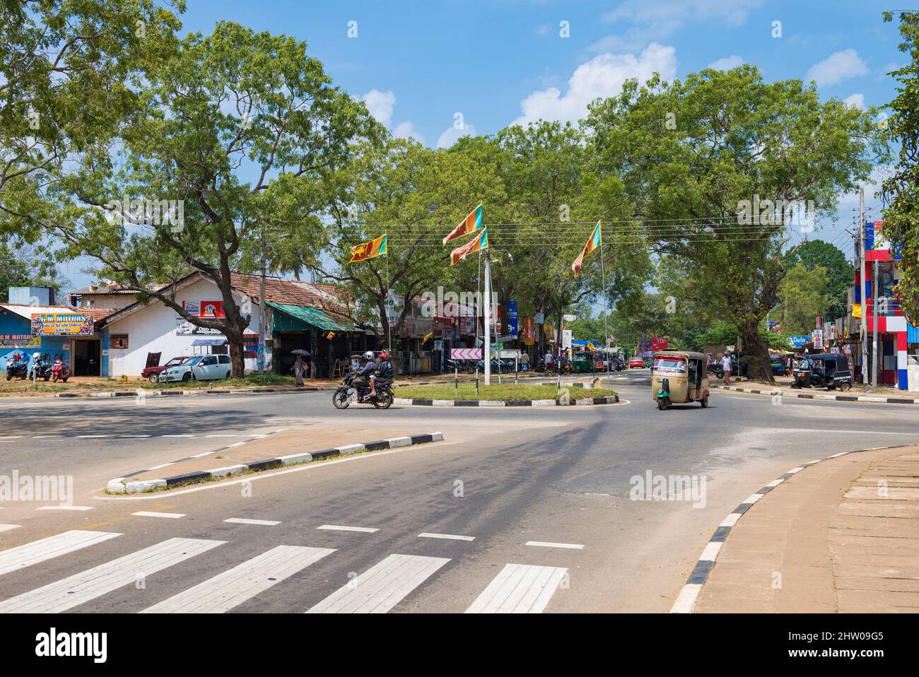 MIHINTALE, SRI LANKA - 05 FEBBRAIO 2020: Giorno di sole nella moderna Mihintale Foto Stock