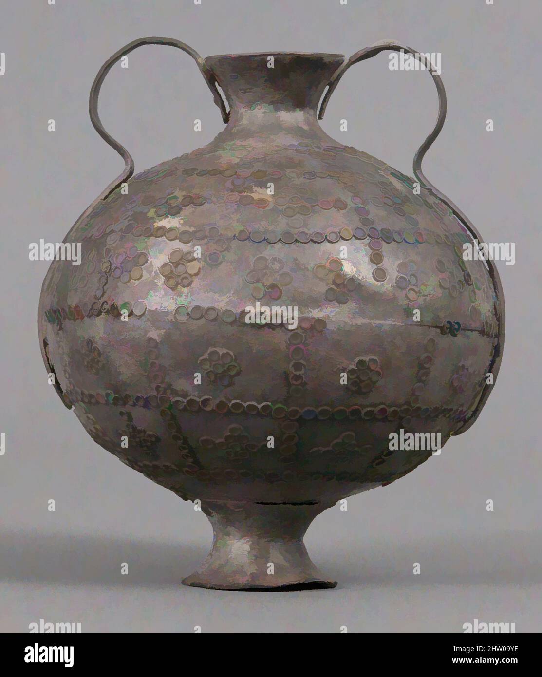 Arte ispirata ad Amphora, 30 a.C.-d.C. 400, egiziano, argento, totale: 4 15/16 x 4 1/8 pollici (12,5 x 10,5 cm), Metalwork-Silver, opere classiche modernizzate da Artotop con un tuffo di modernità. Forme, colore e valore, impatto visivo accattivante sulle emozioni artistiche attraverso la libertà delle opere d'arte in modo contemporaneo. Un messaggio senza tempo che persegue una nuova direzione selvaggiamente creativa. Artisti che si rivolgono al supporto digitale e creano l'NFT Artotop Foto Stock