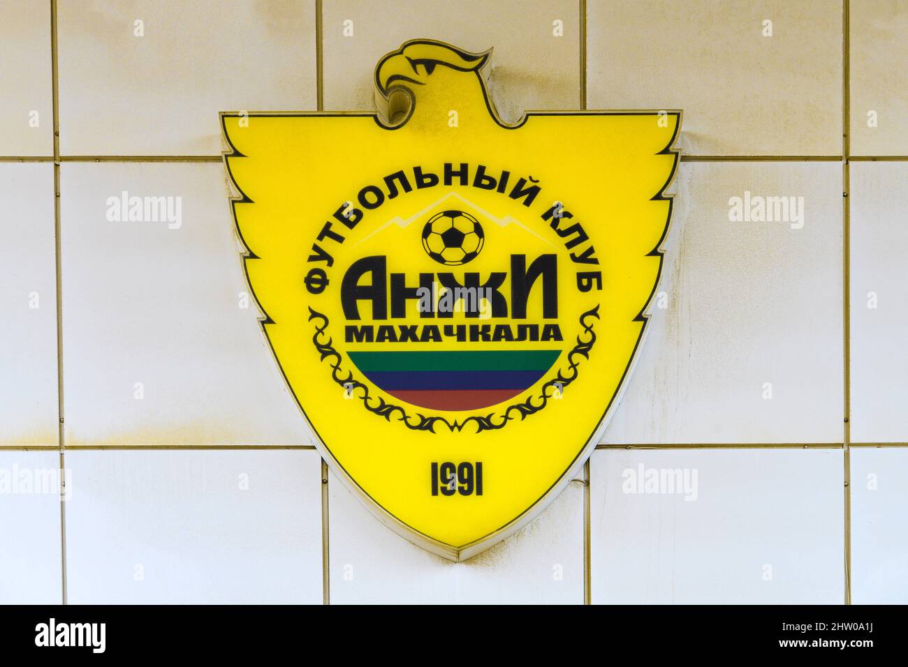 KASPIYSK, RUSSIA - 23 SETTEMBRE 2021: Emblema della squadra di calcio Anji sul muro del complesso sportivo Anji Arena. La Repubblica del Dagestan Foto Stock