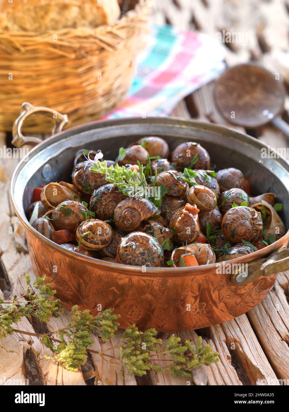 Una ricetta tradizionale greca da Creta, lumache al forno con burro  all'aglio ed erbe Foto stock - Alamy