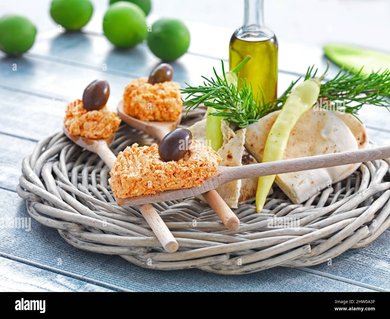 I peperoni Feta e Florina rossa (città della Grecia) si spargono, serviti splendidamente su un set.speziato tradizionale e gustoso, perfetto per spalmare su pane, pita, fine Foto Stock