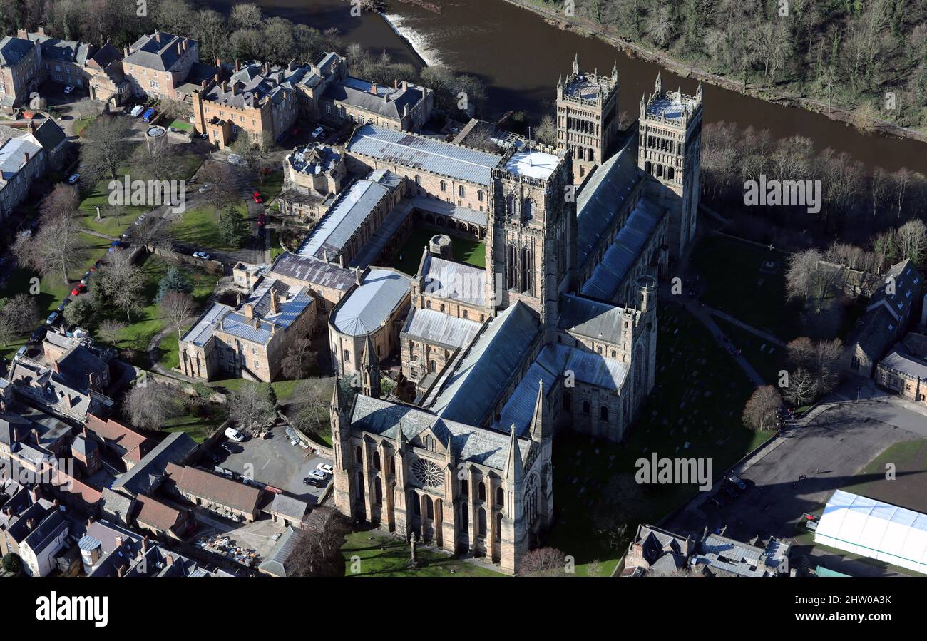 Veduta aerea della Cattedrale di Durham con l'abbigliamento del fiume sullo sfondo Foto Stock