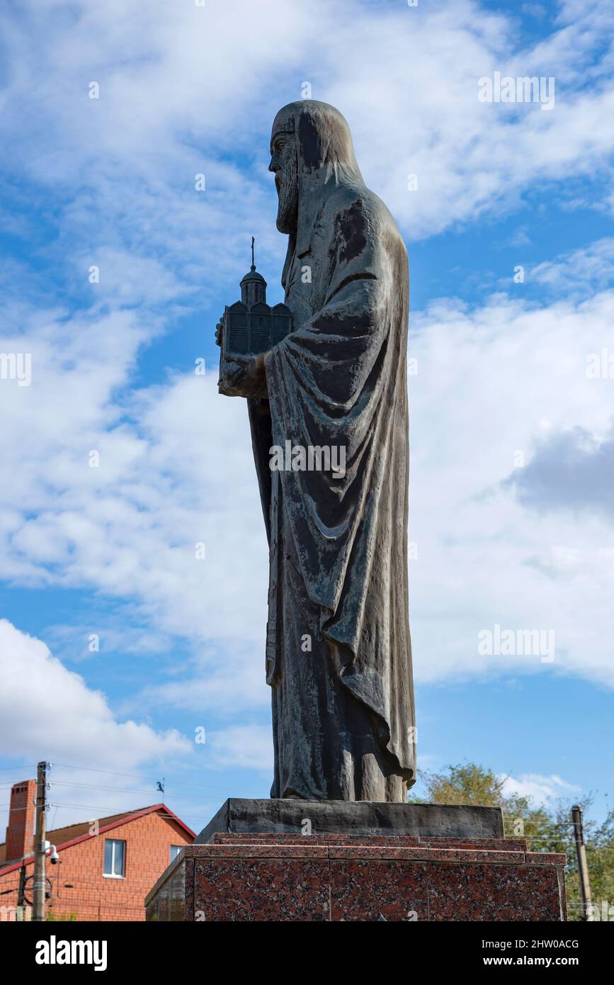 ELISTA, RUSSIA - 20 SETTEMBRE 2021: Primo piano monumento a Sergius di Radonezh. Elista, Kalmykia Foto Stock