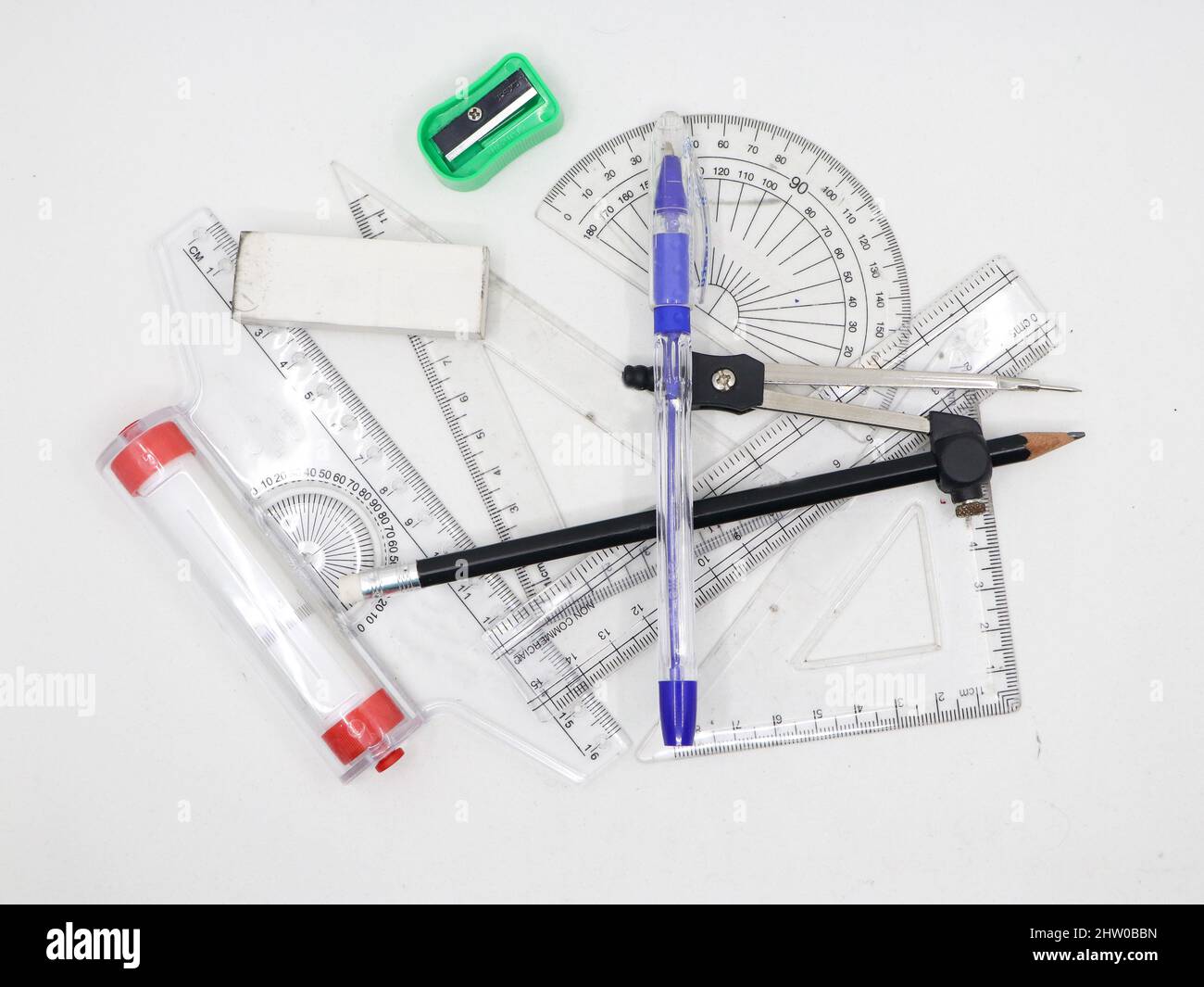 strumenti di schizzo geometrici come goniometro, quadrato, righello, penna, matita, affilatore, bussola e cancellatore isolati su sfondo bianco Foto Stock