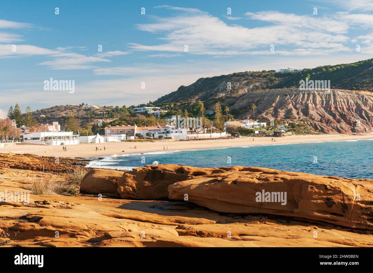 Praia da Luz, spiaggia e villaggio resort in Portogallo Algarve Foto Stock