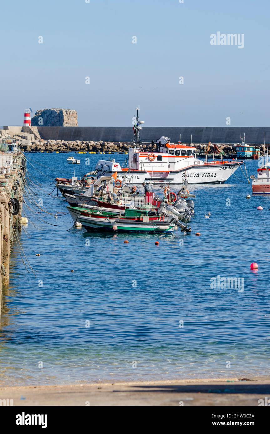 Colorate barche da pesca nel porto di Porto da Baleeira, nell'Algarve del Portogallo Foto Stock