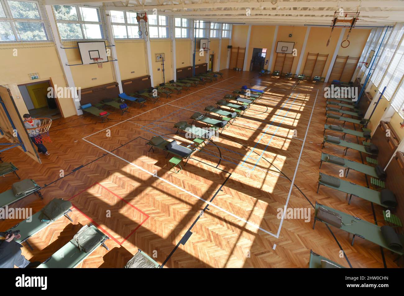 Karlovy Vary, Repubblica Ceca. 03rd Mar 2022. La città di Karlovy Vary, Repubblica Ceca, ha istituito l'alloggio di emergenza per i rifugiati di guerra dall'Ucraina presso la palestra della scuola elementare, nella foto del 3 marzo 2022. Gli ucraini fuggono dalla guerra dopo che l'Ucraina è stata attaccata dalla Russia. Credit: Slavomir Kubes/CTK Photo/Alamy Live News Foto Stock