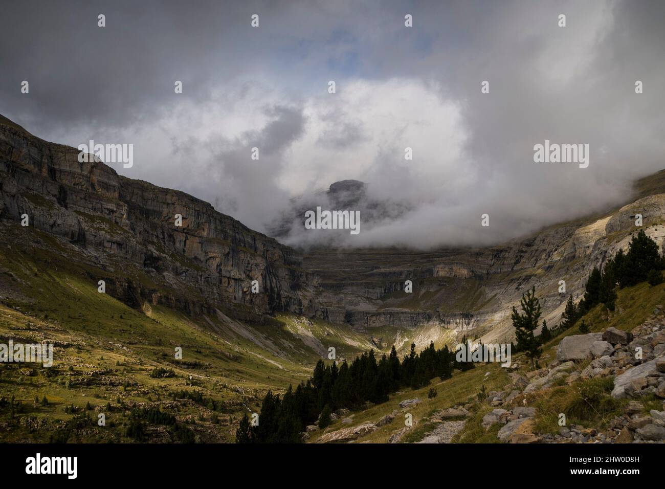 Paesaggio verde della valle dell'Ordesa in una giornata di tempesta sotto le nuvole Foto Stock