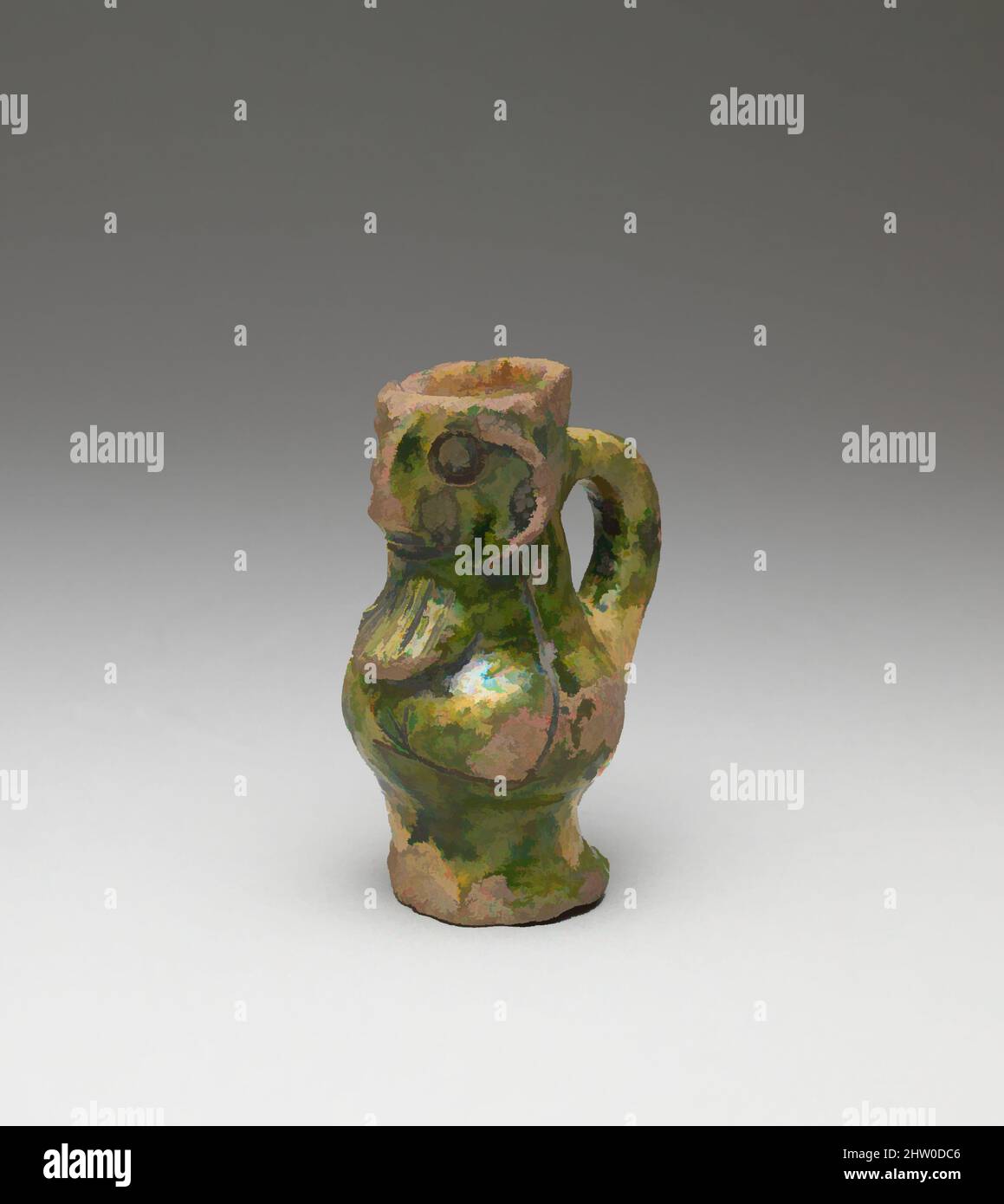 Arte ispirata da caraffa in miniatura, 14th secolo, inglese, Earthenware, glassa verde, Totale: 3 1/8 x 1 11/16 x 2 7/16 poll. (8 x 4,3 x 6,2 cm), Ceramica-ceramica, opere classiche modernizzate da Artotop con un tuffo di modernità. Forme, colore e valore, impatto visivo accattivante sulle emozioni artistiche attraverso la libertà delle opere d'arte in modo contemporaneo. Un messaggio senza tempo che persegue una nuova direzione selvaggiamente creativa. Artisti che si rivolgono al supporto digitale e creano l'NFT Artotop Foto Stock