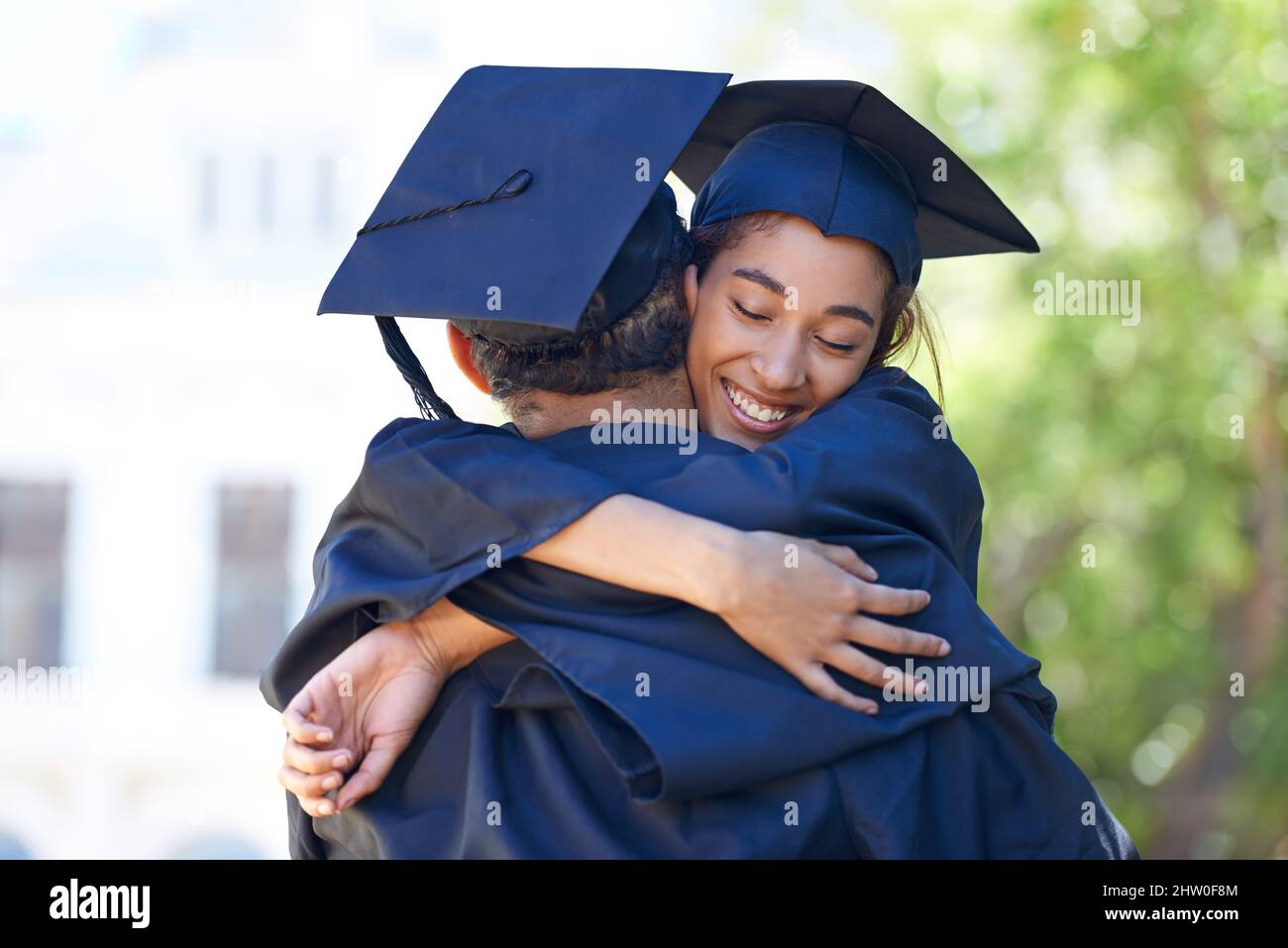 Il mio giorno più felice. Scatto di due studenti felici che si abbraccia in festa il giorno della laurea. Foto Stock