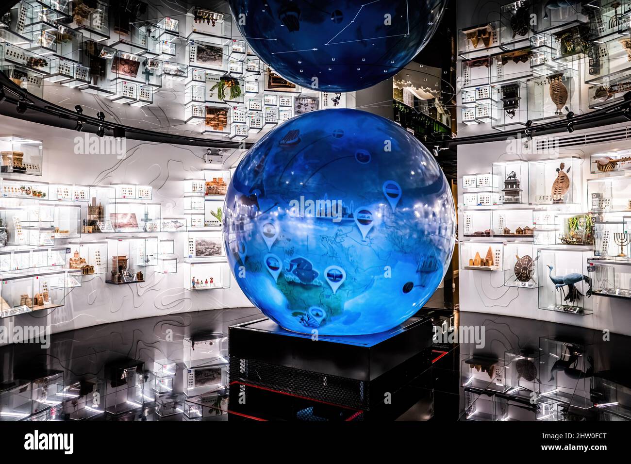 Bangkok, Tailandia. 04th Mar 2022. Una mostra di valuta mondiale presso il Museo del Coin del Dipartimento del Tesoro di Bangkok. La Thailandia si riapre ai turisti internazionali completamente vaccinati allentando le restrizioni a "Test and Go", il suo sistema di ingresso senza quarantena. Credit: SOPA Images Limited/Alamy Live News Foto Stock