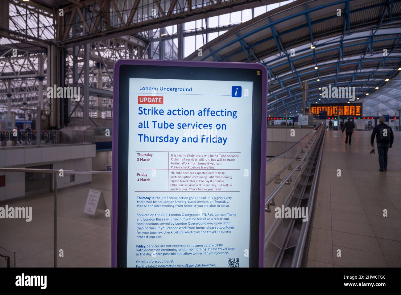 Londra, Regno Unito. 3 marzo 2022. Il secondo sciopero completo della metropolitana di Londra si svolge il 3 marzo, arrestando tutti i servizi sotterranei con le stazioni della metropolitana bloccate. I pendolari viaggiano in treno o autobus per raggiungere il centro di Londra. Immagine: Stazione di Waterloo. Credit: Malcolm Park/Alamy Live News Foto Stock