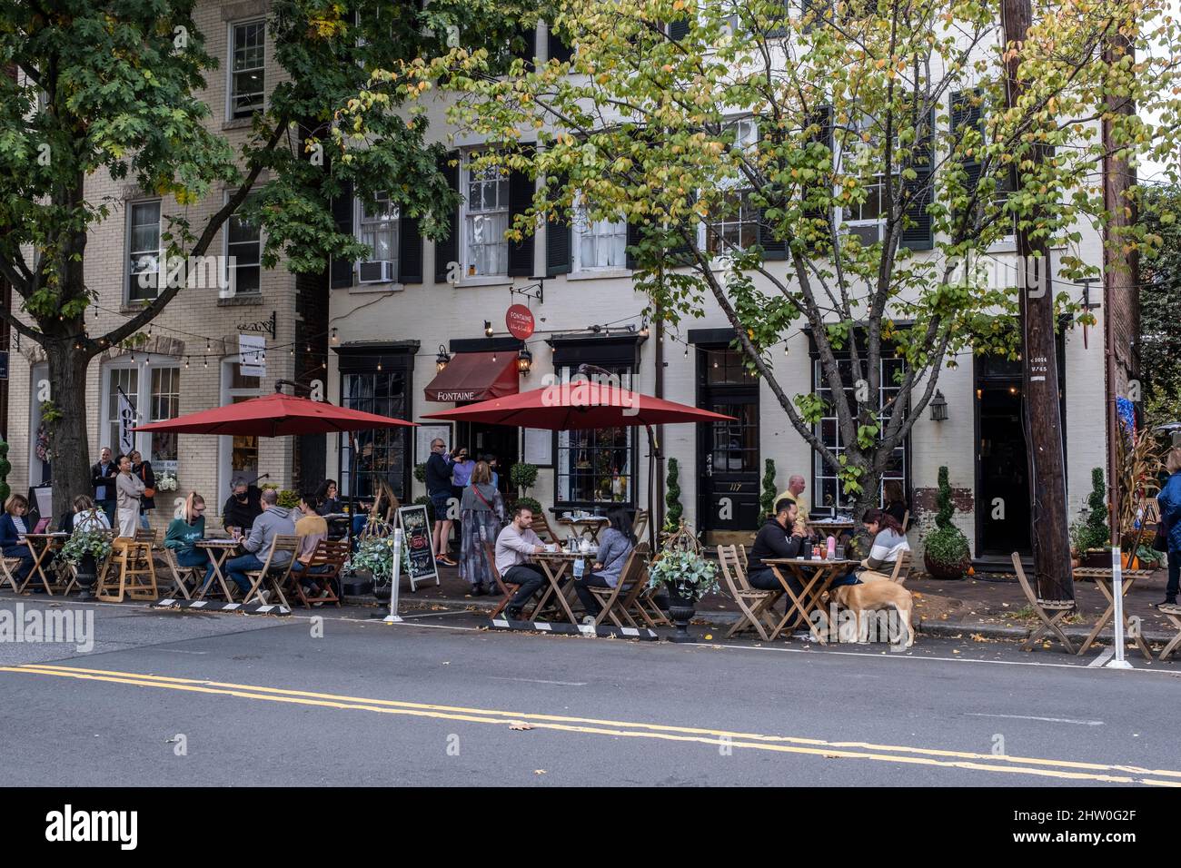 Alexandria, Virginia. Cena al bordo del marciapiede durante la Pandemic di COVID. Foto Stock