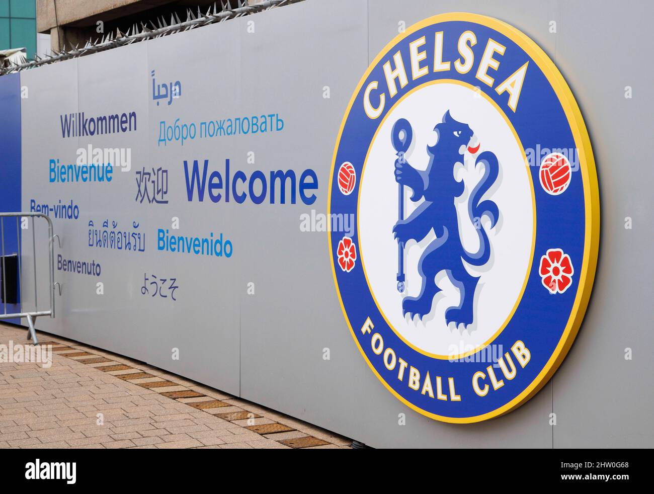 Londra, Regno Unito. 3rd Mar 2022. Roman Abramovich a vendere Chelsea Football Club dopo averlo possessato per 19 anni. Ha promesso di donare denaro dalla vendita per aiutare le vittime della guerra in Ucraina Abramovich aveva detto il Sabato avrebbe dato la gestione e la cura di Chelsea ai suoi amministratori di fondazione dopo l'invasione della Russia di Ucraina. Sono state richieste sanzioni ad Abramovich. Il magnate svizzero Hansjoerg Wyss ha detto che sta considerando l'acquisto del club. Credit: Mark Thomas/Alamy Live News Foto Stock
