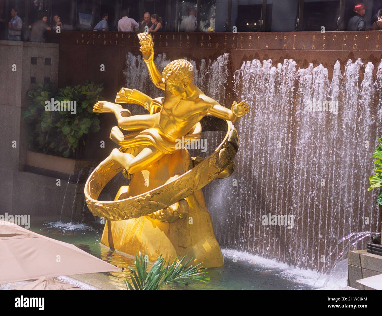 Rockefeller Center Prometheus statua d'oro e cascata sopra la pista di pattinaggio e ristorante. New York City, Midtown Manhattan, Art Deco USA Foto Stock