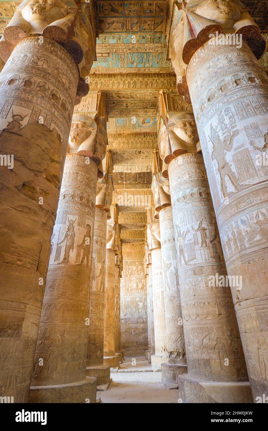 Dendera, Egitto; 28 febbraio 2022 - interno del tempio di Dendera, antico Egitto Foto Stock
