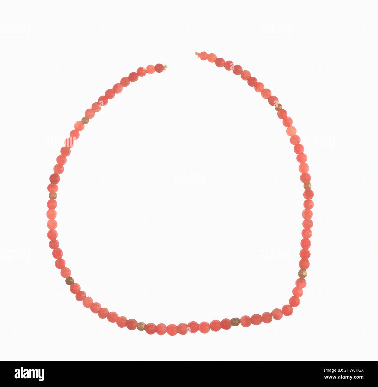 Arte ispirata da Hepy, String of Beads, Middle Kingdom, Dynasty 12, early-mid, circa 1950–1885 a.C., dall'Egitto, regione della Membite, Lisht Sud, mastaba ad ovest di Senwosretankh, Pit 3, sepoltura di Hepy, 1933–34, Oro, carnelian, l.. 43 cm (16 15/16 pollici), opere classiche modernizzate da Artotop con un tuffo di modernità. Forme, colore e valore, impatto visivo accattivante sulle emozioni artistiche attraverso la libertà delle opere d'arte in modo contemporaneo. Un messaggio senza tempo che persegue una nuova direzione selvaggiamente creativa. Artisti che si rivolgono al supporto digitale e creano l'NFT Artotop Foto Stock