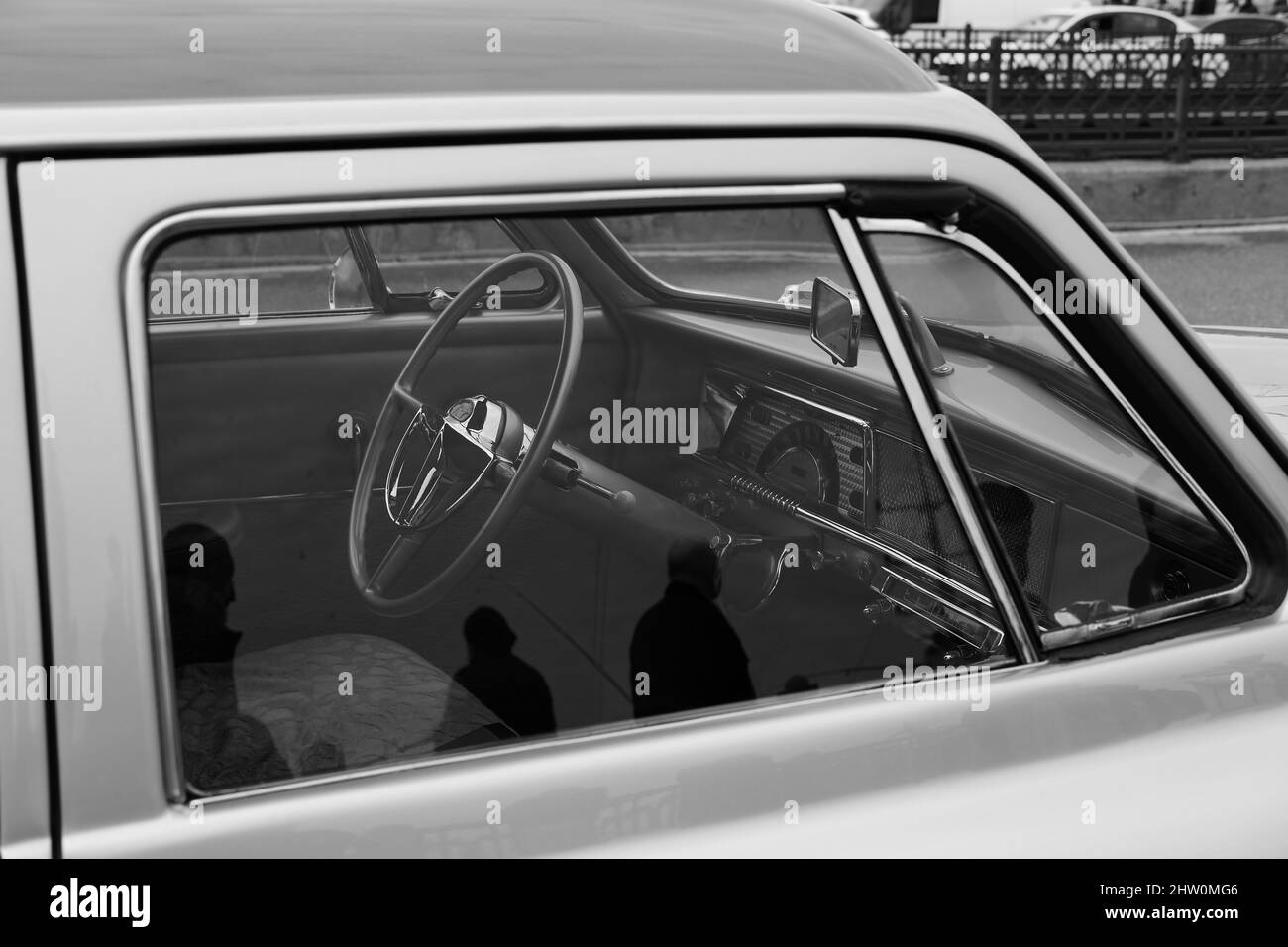 Finestra laterale e dettagli interni di un'auto d'epoca americana monocromatica Foto Stock