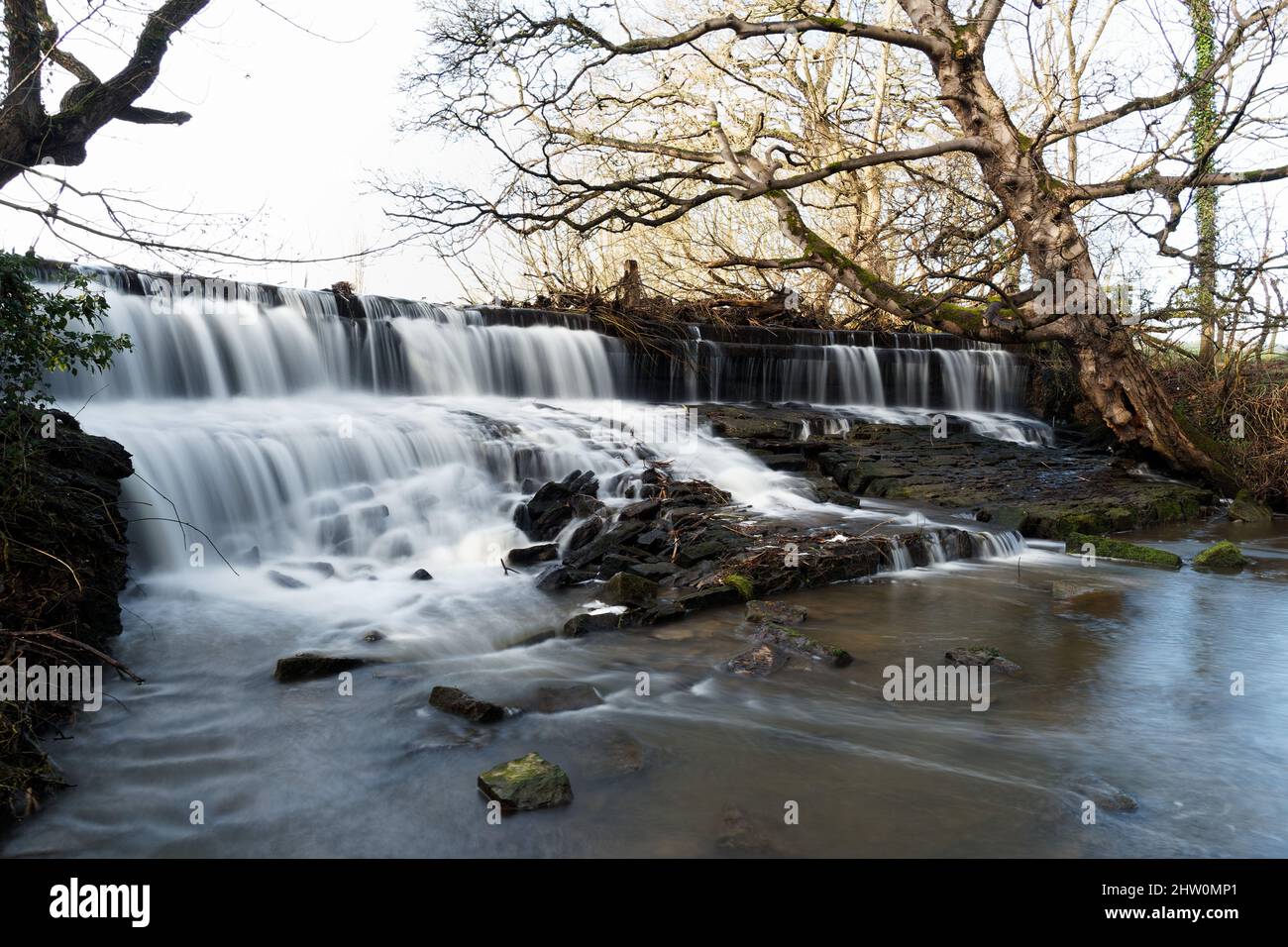 Una cascata su uno dei laghi di Cannon Hall a Barnsley, South Yorkshire Foto Stock