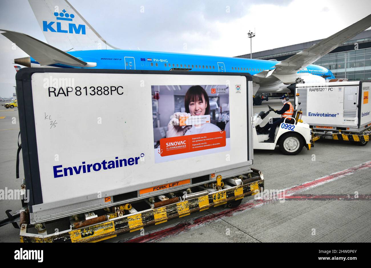 (220303) -- PECHINO, 3 marzo 2022 (Xinhua) -- Foto scattata il 6 marzo 2021 mostra un contenitore di vaccini COVID-19 della società cinese Sinovac all'aeroporto internazionale El Dorado di Bogota, Colombia. (Ufficio presidenziale colombiano/consegna via Xinhua) Foto Stock