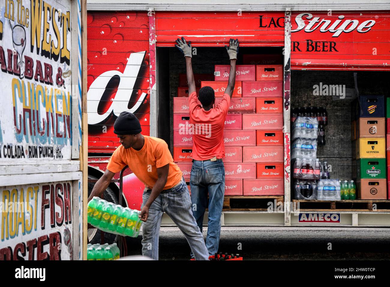 Consegna della birra Red Stripe al ristorante West End, Giamaica. Foto Stock