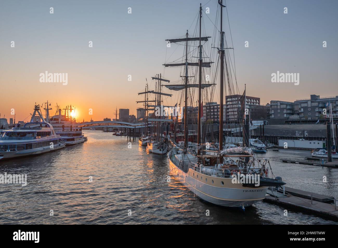 tramonto sul porto cittadino di amburgo Foto Stock