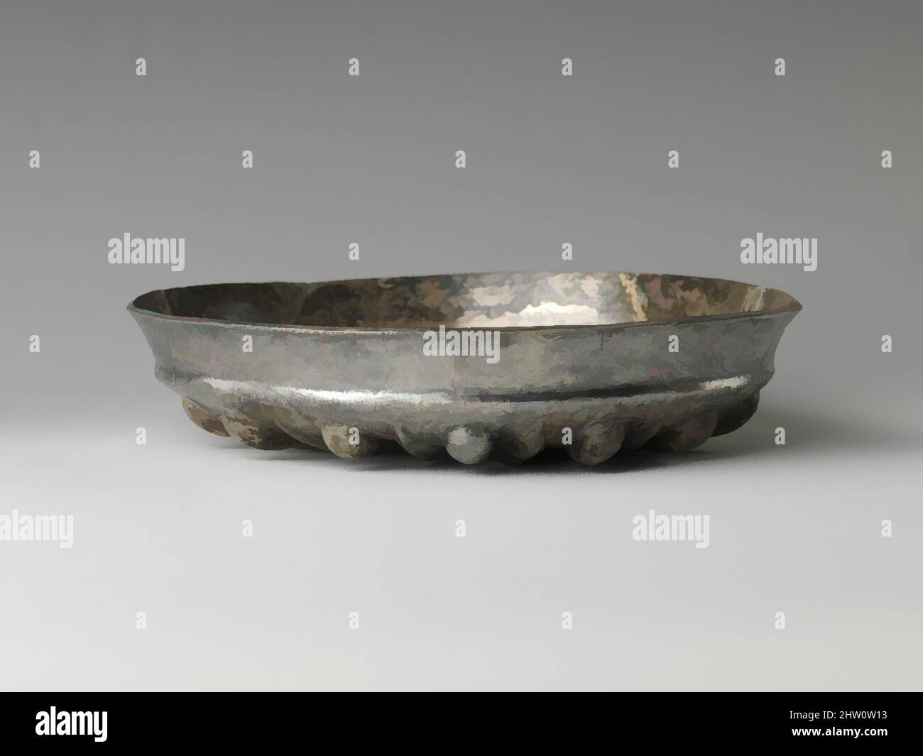 Arte ispirata a Bowl con boss e petali, periodo tardo-tolemaico, 4th secolo a.C., dall'Egitto, basso Egitto, Argento, H. 4,4 cm x Diam. 17,6 cm, i pesanti vasi d'argento sono in uno stile decorativo diffuso nel mondo greco, e può essere datato al quarto secolo, opere classiche modernizzate da Artotop con un tuffo di modernità. Forme, colore e valore, impatto visivo accattivante sulle emozioni artistiche attraverso la libertà delle opere d'arte in modo contemporaneo. Un messaggio senza tempo che persegue una nuova direzione selvaggiamente creativa. Artisti che si rivolgono al supporto digitale e creano l'NFT Artotop Foto Stock