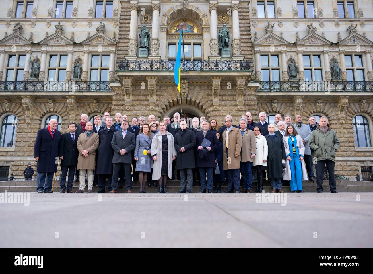 03 marzo 2022, Amburgo: Carola Veit (6th da sinistra, SPD), Presidente del Parlamento di Amburgo, accanto a Iryna Tybinka (7th da sinistra), Console generale dell'Ucraina ad Amburgo, E Peter Tschentscher (8th da sinistra, SPD), primo Sindaco di Amburgo, Kristijan Tusek (7th da destra), Doyen del corpo consolare di Amburgo e Console Generale della Repubblica di Croazia, nonché i membri del corpo consolare di Amburgo al mercato del municipio. I rappresentanti del corpo consolare di Amburgo hanno voluto dare un segno contro la guerra e la violenza in Ucraina giovedì pomeriggio e quindi manifestare la loro solidarietà. Foto Stock 03 marzo 2022, Amburgo: Carola Veit (6th da sinistra, SPD), Presidente del Parlamento di Amburgo, accanto a Iryna Tybinka (7th da sinistra), Console generale dell'Ucraina ad Amburgo, E Peter Tschentscher (8th da sinistra, SPD), primo Sindaco di Amburgo, Kristijan Tusek (7th da destra), Doyen del corpo consolare di Amburgo e Console Generale della Repubblica di Croazia, nonché i membri del corpo consolare di Amburgo al mercato del municipio. I rappresentanti del corpo consolare di Amburgo hanno voluto dare un segno contro la guerra e la violenza in Ucraina giovedì pomeriggio e quindi manifestare la loro solidarietà. Foto Stock