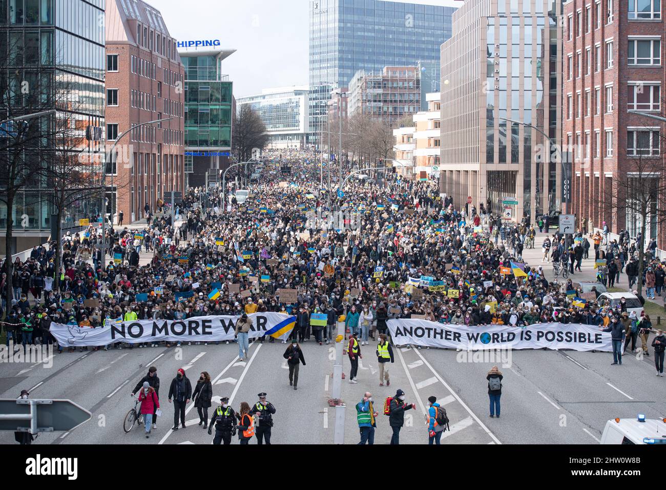 Amburgo, Germania. 03rd Mar 2022. Molte migliaia di manifestanti camminano lungo Willy-Brandt-Strasse, una delle vie principali di Amburgo, con striscioni che leggono ''No More war'.' e ''un altro mondo è possibile'. Giovedì l'organizzazione del venerdì per il futuro si sta riversando nelle strade di tutto il mondo per esprimere solidarietà all'Ucraina e per protestare contro l'attacco della Russia al paese. Credit: Daniel Reinhardt/dpa/Alamy Live News Foto Stock