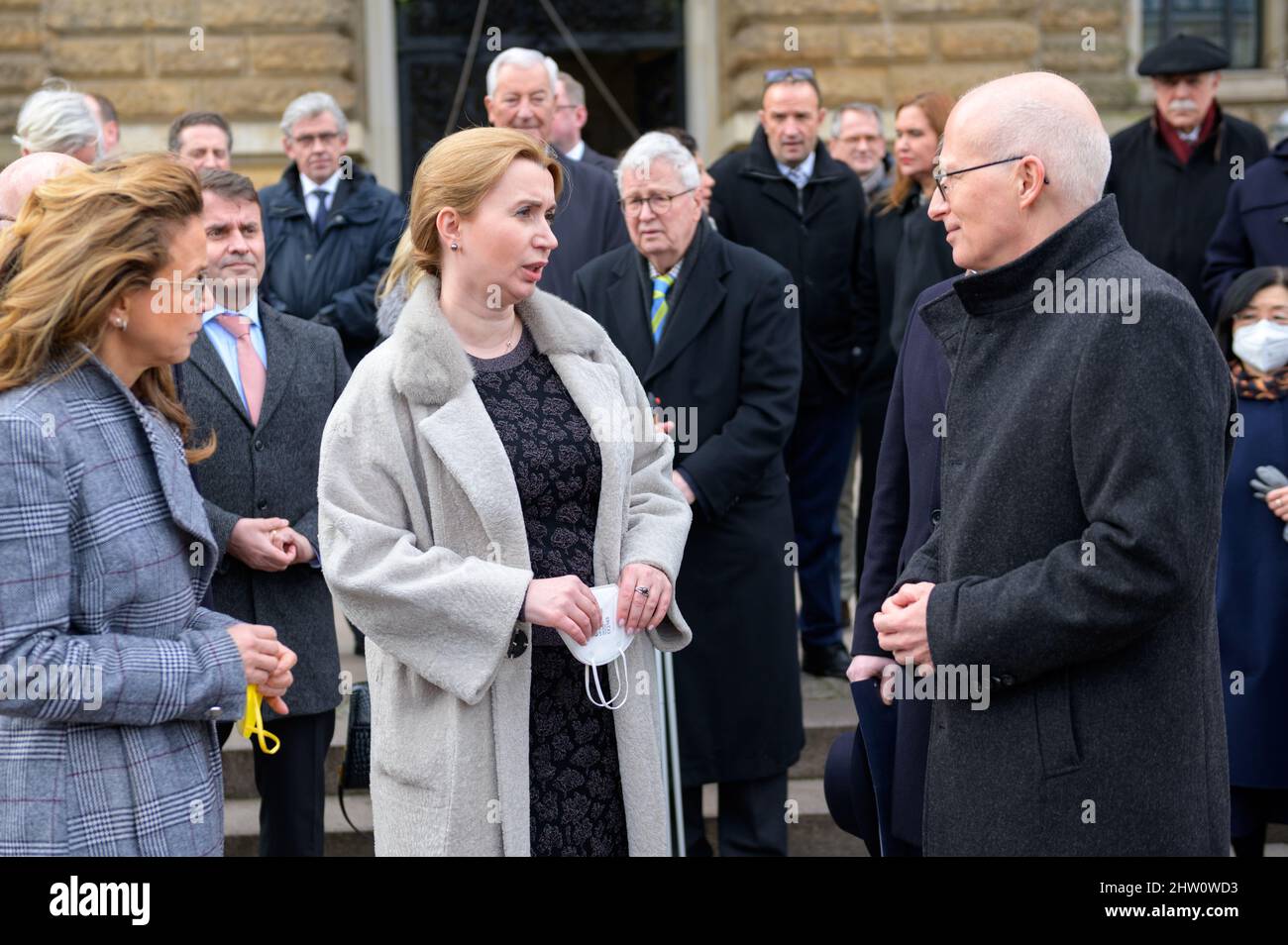 Amburgo, Germania. 03rd Mar 2022. Carola Veit (l, SPD), presidente del Parlamento di Amburgo, è presente ad Amburgo con Iryna Tybinka (M), Console generale dell'Ucraina, e Peter Tschentscher (r, SPD), primo sindaco di Amburgo, e con i membri del corpo consolare di Amburgo al mercato del municipio. I rappresentanti del corpo consolare di Amburgo hanno voluto dare un segno contro la guerra e la violenza in Ucraina giovedì pomeriggio e quindi manifestare la loro solidarietà. Il Console Generale dell'Ucraina ha accettato l'espressione della solidarietà. Credit: Jonas Walzberg/dpa/Alamy Live News Foto Stock Amburgo, Germania. 03rd Mar 2022. Carola Veit (l, SPD), presidente del Parlamento di Amburgo, è presente ad Amburgo con Iryna Tybinka (M), Console generale dell'Ucraina, e Peter Tschentscher (r, SPD), primo sindaco di Amburgo, e con i membri del corpo consolare di Amburgo al mercato del municipio. I rappresentanti del corpo consolare di Amburgo hanno voluto dare un segno contro la guerra e la violenza in Ucraina giovedì pomeriggio e quindi manifestare la loro solidarietà. Il Console Generale dell'Ucraina ha accettato l'espressione della solidarietà. Credit: Jonas Walzberg/dpa/Alamy Live News Foto Stock