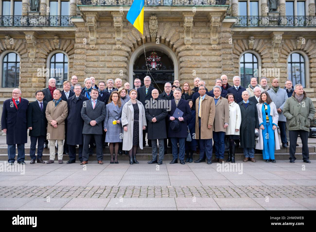 03 marzo 2022, Amburgo: Carola Veit (6th da sinistra, SPD), Presidente del Parlamento di Amburgo, accanto a Iryna Tybinka (7th da sinistra), Console generale dell'Ucraina ad Amburgo, E Peter Tschentscher (8th da sinistra, SPD), primo Sindaco di Amburgo, Kristijan Tusek (7th da destra), Doyen del corpo consolare di Amburgo e Console Generale della Repubblica di Croazia, nonché i membri del corpo consolare di Amburgo al mercato del municipio. I rappresentanti del corpo consolare di Amburgo hanno voluto dare un segno contro la guerra e la violenza in Ucraina giovedì pomeriggio e quindi manifestare la loro solidarietà. Foto Stock 03 marzo 2022, Amburgo: Carola Veit (6th da sinistra, SPD), Presidente del Parlamento di Amburgo, accanto a Iryna Tybinka (7th da sinistra), Console generale dell'Ucraina ad Amburgo, E Peter Tschentscher (8th da sinistra, SPD), primo Sindaco di Amburgo, Kristijan Tusek (7th da destra), Doyen del corpo consolare di Amburgo e Console Generale della Repubblica di Croazia, nonché i membri del corpo consolare di Amburgo al mercato del municipio. I rappresentanti del corpo consolare di Amburgo hanno voluto dare un segno contro la guerra e la violenza in Ucraina giovedì pomeriggio e quindi manifestare la loro solidarietà. Foto Stock