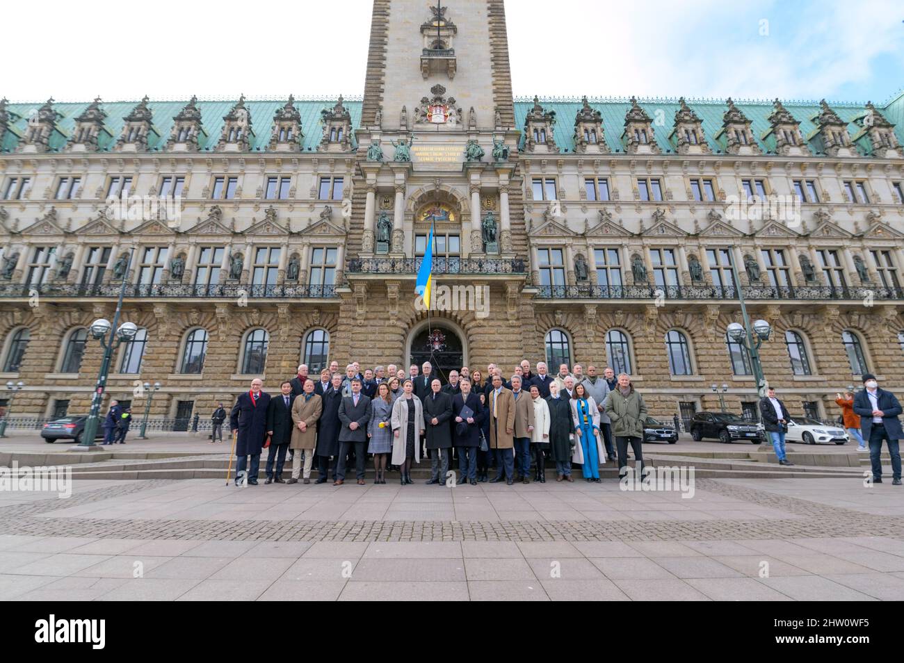 03 marzo 2022, Amburgo: Carola Veit (6th da sinistra, SPD), Presidente del Parlamento di Amburgo, accanto a Iryna Tybinka (7th da sinistra), Console generale dell'Ucraina ad Amburgo, E Peter Tschentscher (8th da sinistra, SPD), primo Sindaco di Amburgo, Kristijan Tusek (7th da destra), Doyen del corpo consolare di Amburgo e Console Generale della Repubblica di Croazia, nonché i membri del corpo consolare di Amburgo al mercato del municipio. I rappresentanti del corpo consolare di Amburgo hanno voluto dare un segno contro la guerra e la violenza in Ucraina giovedì pomeriggio e quindi manifestare la loro solidarietà. Foto Stock 03 marzo 2022, Amburgo: Carola Veit (6th da sinistra, SPD), Presidente del Parlamento di Amburgo, accanto a Iryna Tybinka (7th da sinistra), Console generale dell'Ucraina ad Amburgo, E Peter Tschentscher (8th da sinistra, SPD), primo Sindaco di Amburgo, Kristijan Tusek (7th da destra), Doyen del corpo consolare di Amburgo e Console Generale della Repubblica di Croazia, nonché i membri del corpo consolare di Amburgo al mercato del municipio. I rappresentanti del corpo consolare di Amburgo hanno voluto dare un segno contro la guerra e la violenza in Ucraina giovedì pomeriggio e quindi manifestare la loro solidarietà. Foto Stock