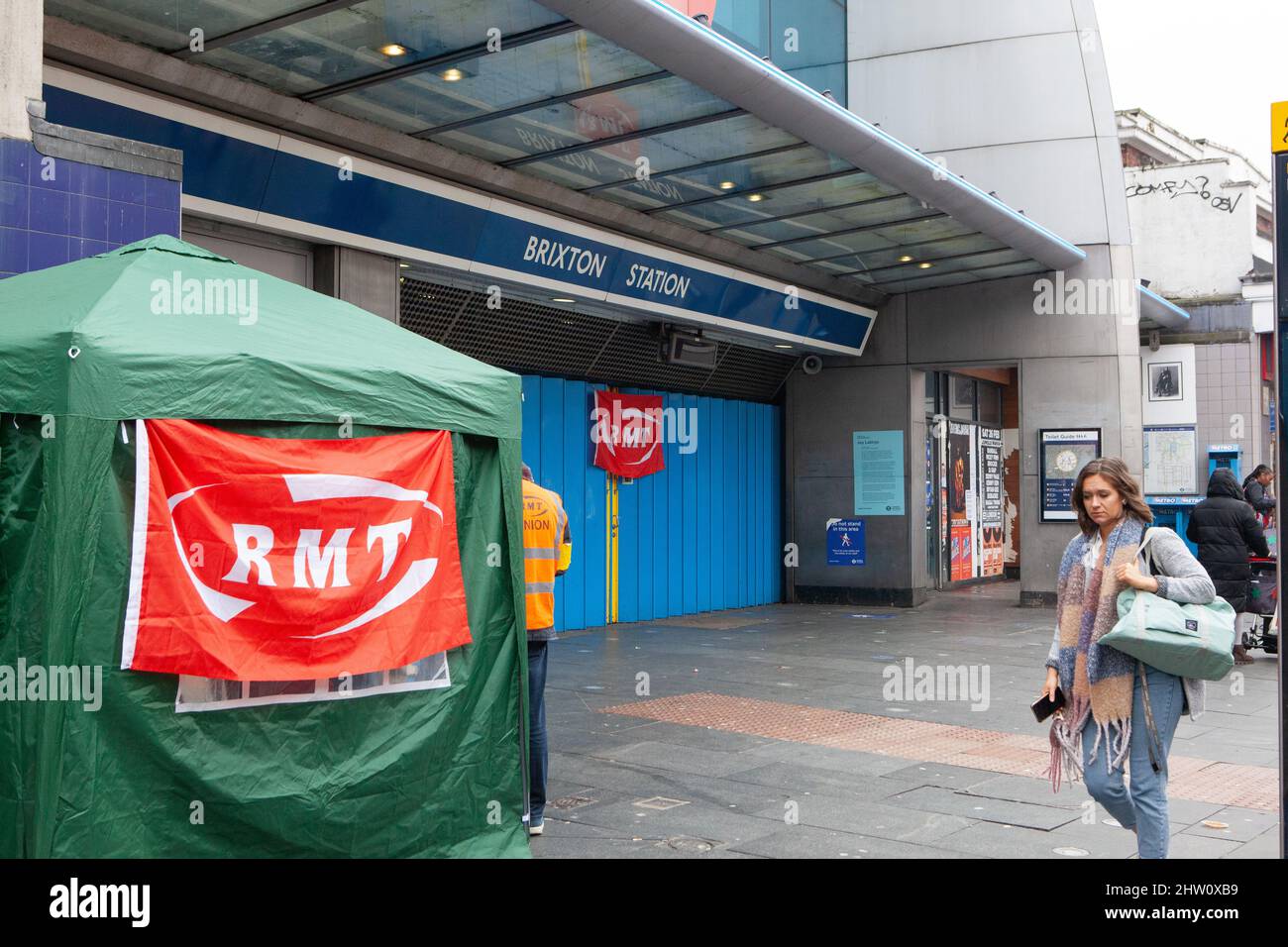 Londra, UK, 3 marzo 2022: Picchetti RMT Union che tengono un colpo di metropolitana alla stazione di Brixton. Questo è il secondo sciopero di questa settimana, dopo che i sindacati e i trasporti per Londra non sono riusciti a trovare un accordo su varie questioni, tra cui le pensioni. Anna Watson/Alamy Live News Foto Stock