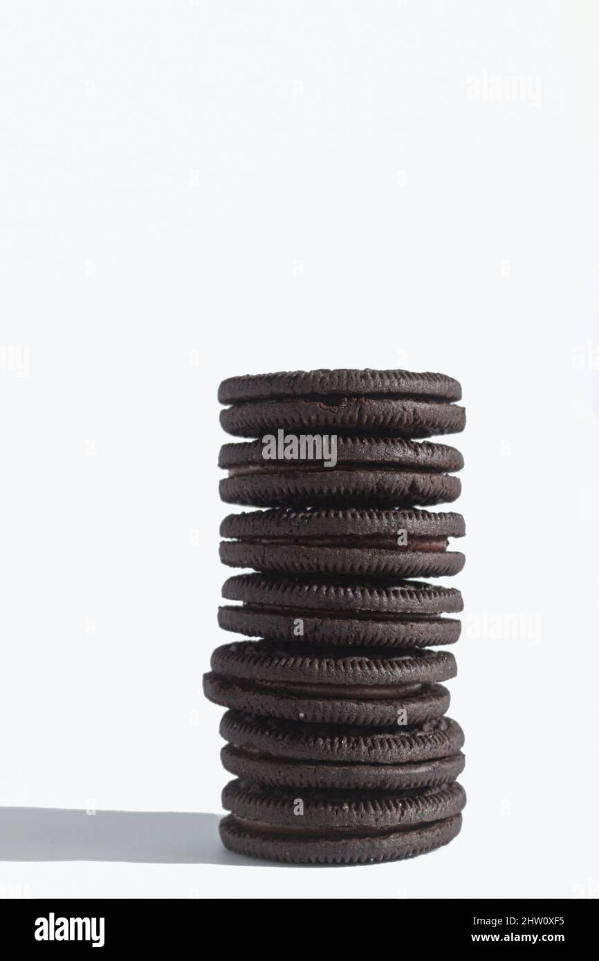 Biscotti dolci e scuri su sfondo bianco isolato. Biscotti dolci con ripieno di cioccolato su sfondo bianco. Spazio per il testo Foto Stock