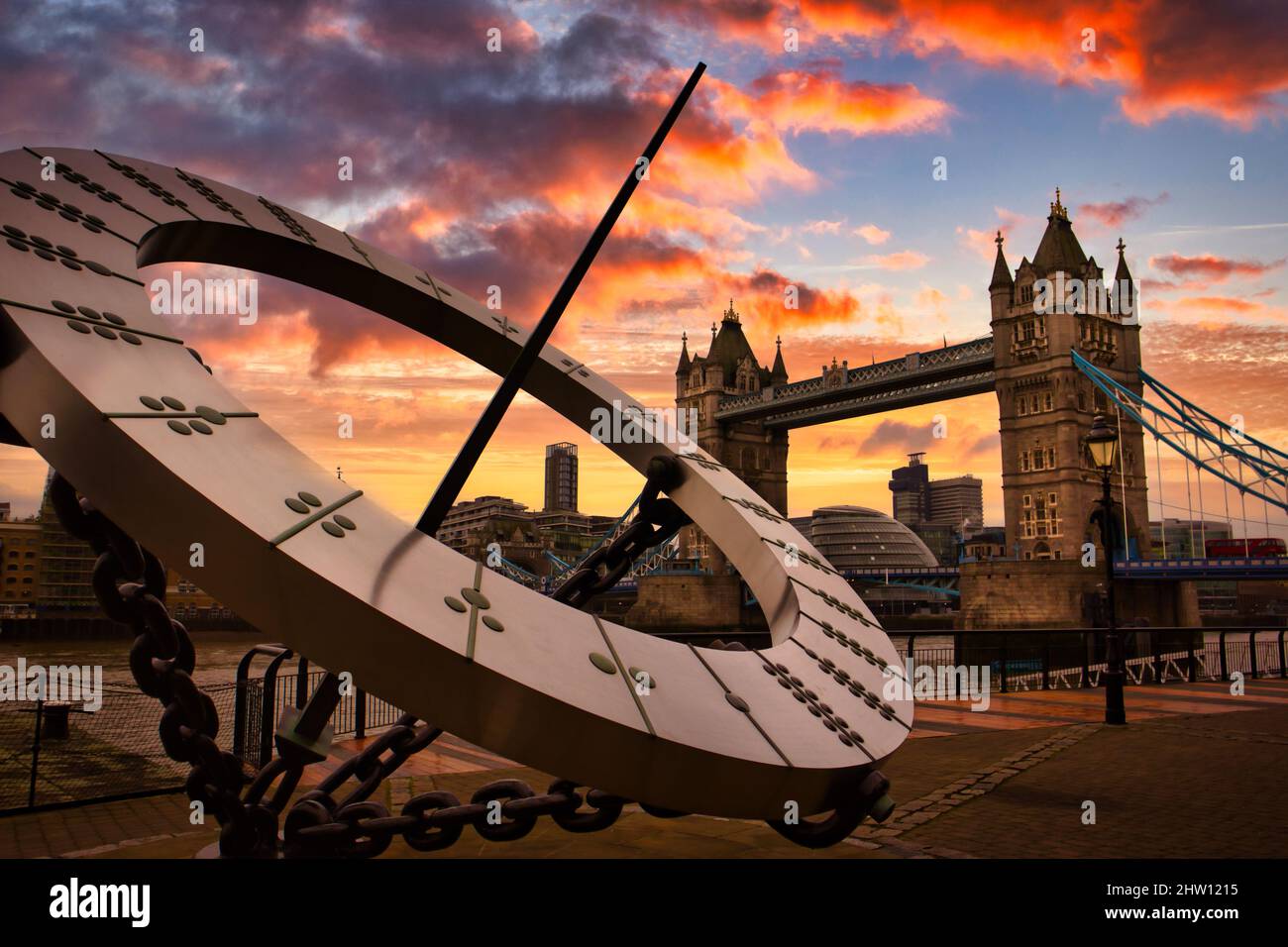 Meridiana con torre ponte tramonti a Londra Foto Stock