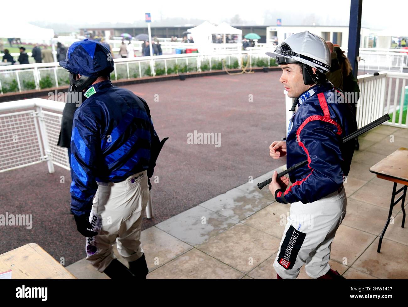 Jockey Aidan Coleman si fa strada davanti all'ostacolo di Alan Bore Belated 50th Birthday Novices 'a Ludlow Racecourse. Data foto: Giovedì 3 marzo 2022. Foto Stock