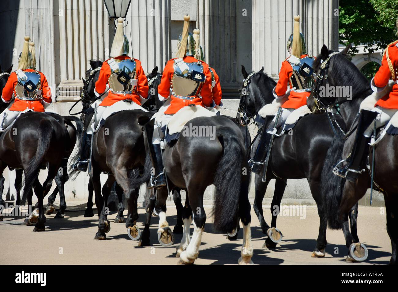 Guardie reali a cavallo vestito in cappotti rosso cerimoniale passare i Foto Stock