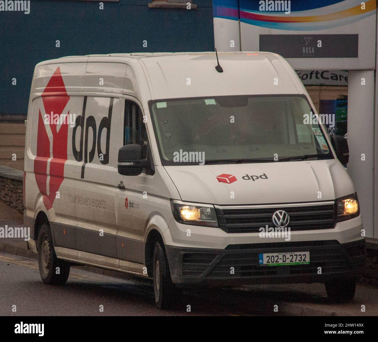 Bantry, West Cork, Irlanda giovedì 3 marzo 2022; il costo del carburante è aumentato bruscamente a causa della guerra in corso tra Russia e Ucraina e l'invasione da parte della Russia. Un barile di olio ha ora raggiunto $100 un barile che ha un effetto a catena sugli automobilisti. Oggi, presso la stazione di servizio Maxol di Bantry, il prezzo della benzina è di 181,9per litri e del diesel di 171,9 litri. I trasportatori e i corrieri, come la DPD, devono affrontare aumenti elevati dei costi del carburante per gestire le loro flotte. Credit ed/Alamy Live News Foto Stock