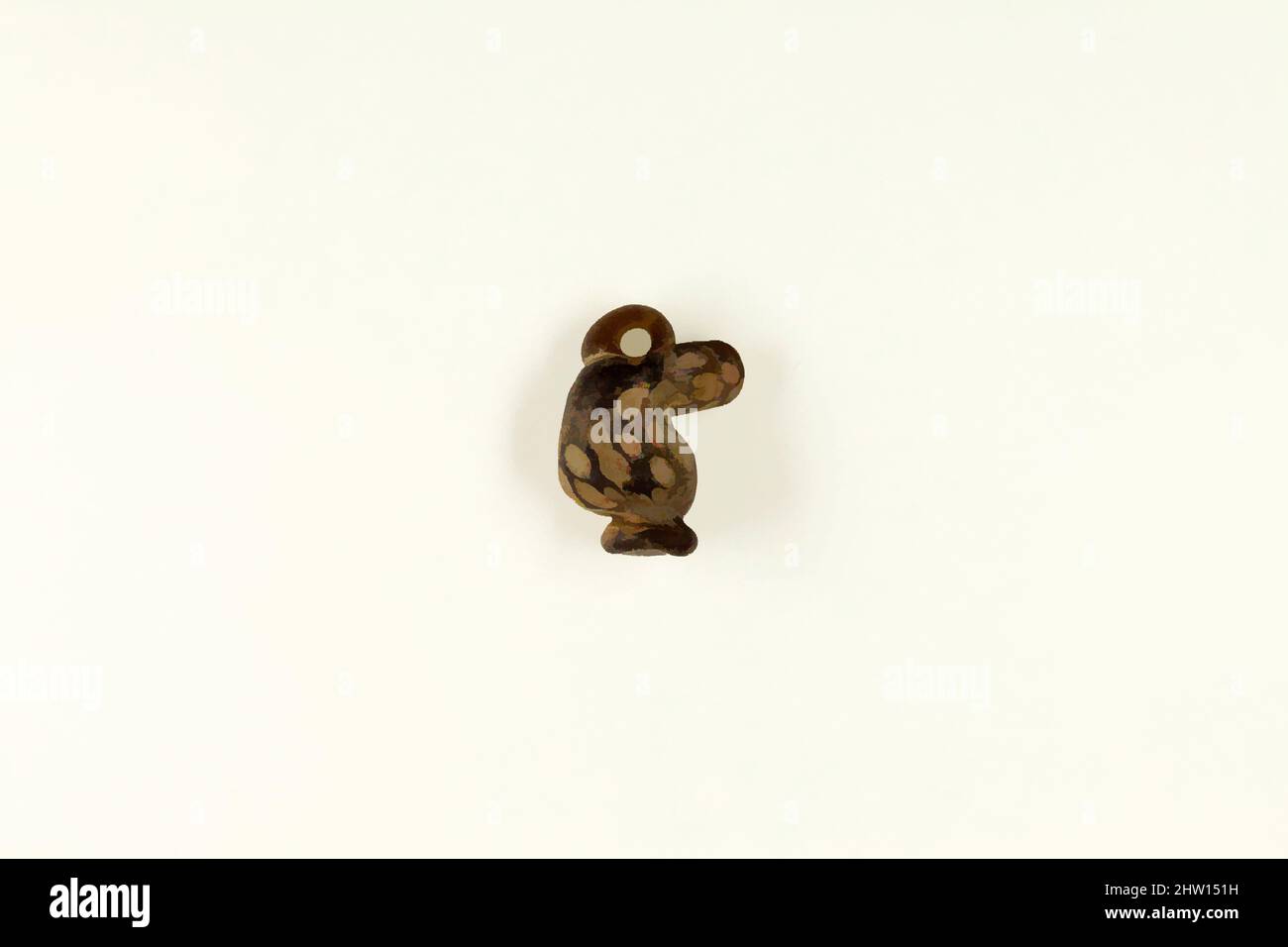 Arte ispirata ad Amulet, Taweret, Tolomeo o periodo romano, 100 a.C.–100 d.C., dall'Egitto, vetro Mosaico, l. 1,9 x w. 1,3 cm (3/4 x 1/2 pollici), opere classiche modernizzate da Artotop con un tocco di modernità. Forme, colore e valore, impatto visivo accattivante sulle emozioni artistiche attraverso la libertà delle opere d'arte in modo contemporaneo. Un messaggio senza tempo che persegue una nuova direzione selvaggiamente creativa. Artisti che si rivolgono al supporto digitale e creano l'NFT Artotop Foto Stock