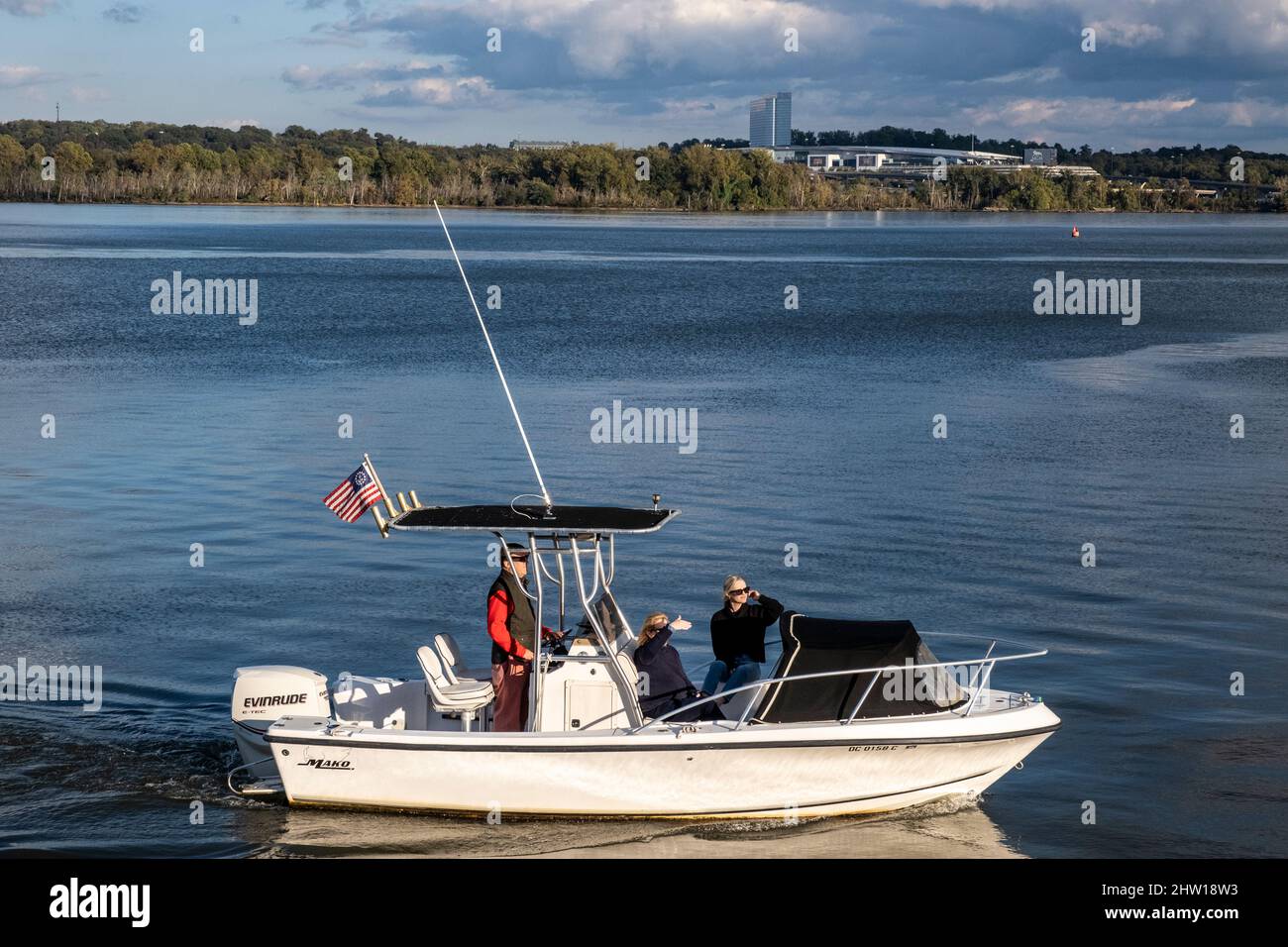 Nautica sul fiume Potomac, Alexandria, Virginia. MGM National Harbor Casino, Maryland, in background. Foto Stock