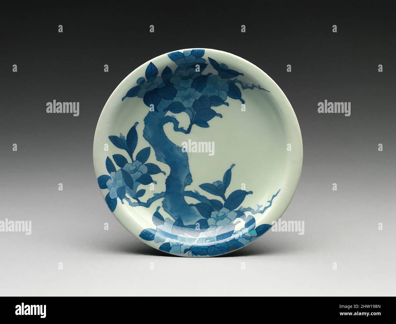 Arte ispirata a Dish, periodo Edo (1615-1868), inizio 18th secolo, Giappone, porcellana con smalto blu (Nabeshima ware), Diam. 9 poll. (22,9 cm), Ceramica, opere classiche modernizzate da Artotop con un tuffo di modernità. Forme, colore e valore, impatto visivo accattivante sulle emozioni artistiche attraverso la libertà delle opere d'arte in modo contemporaneo. Un messaggio senza tempo che persegue una nuova direzione selvaggiamente creativa. Artisti che si rivolgono al supporto digitale e creano l'NFT Artotop Foto Stock