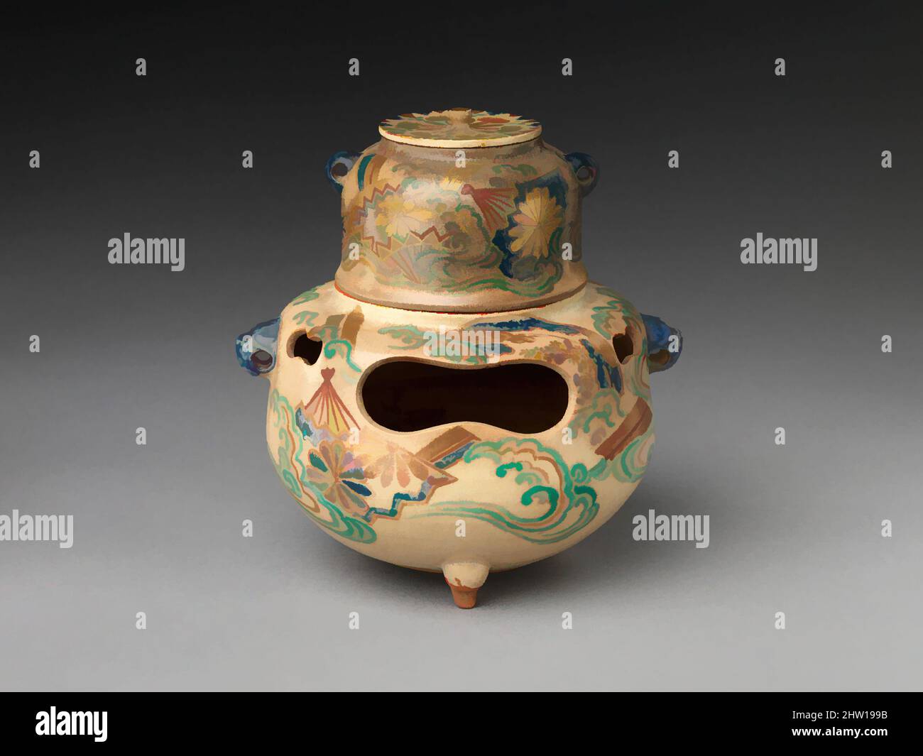 Arte ispirata a Clove Boiler, periodo Edo (1615-1868), 18th secolo, Giappone, Kiyomizu ware, H. 8 3/8 poll. (21,2 cm), Ceramica, opere classiche modernizzate da Artotop con un tuffo di modernità. Forme, colore e valore, impatto visivo accattivante sulle emozioni artistiche attraverso la libertà delle opere d'arte in modo contemporaneo. Un messaggio senza tempo che persegue una nuova direzione selvaggiamente creativa. Artisti che si rivolgono al supporto digitale e creano l'NFT Artotop Foto Stock