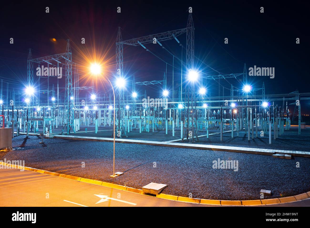 Sottostazione elettrica di Asuncion, Paraguay di notte. Foto Stock