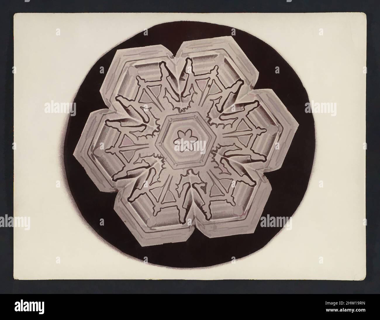 Art Inspired by Snow Crystal, 1890s–1920s, gelatina stampa argento, Image: 2 3/4 in. x 3 poll. (7 x 7,6 cm), fotografie, Wilson Alwyn Bentley (americano, 1865–1931, opere classiche modernizzate da Artotop con un tuffo di modernità. Forme, colore e valore, impatto visivo accattivante sulle emozioni artistiche attraverso la libertà delle opere d'arte in modo contemporaneo. Un messaggio senza tempo che persegue una nuova direzione selvaggiamente creativa. Artisti che si rivolgono al supporto digitale e creano l'NFT Artotop Foto Stock