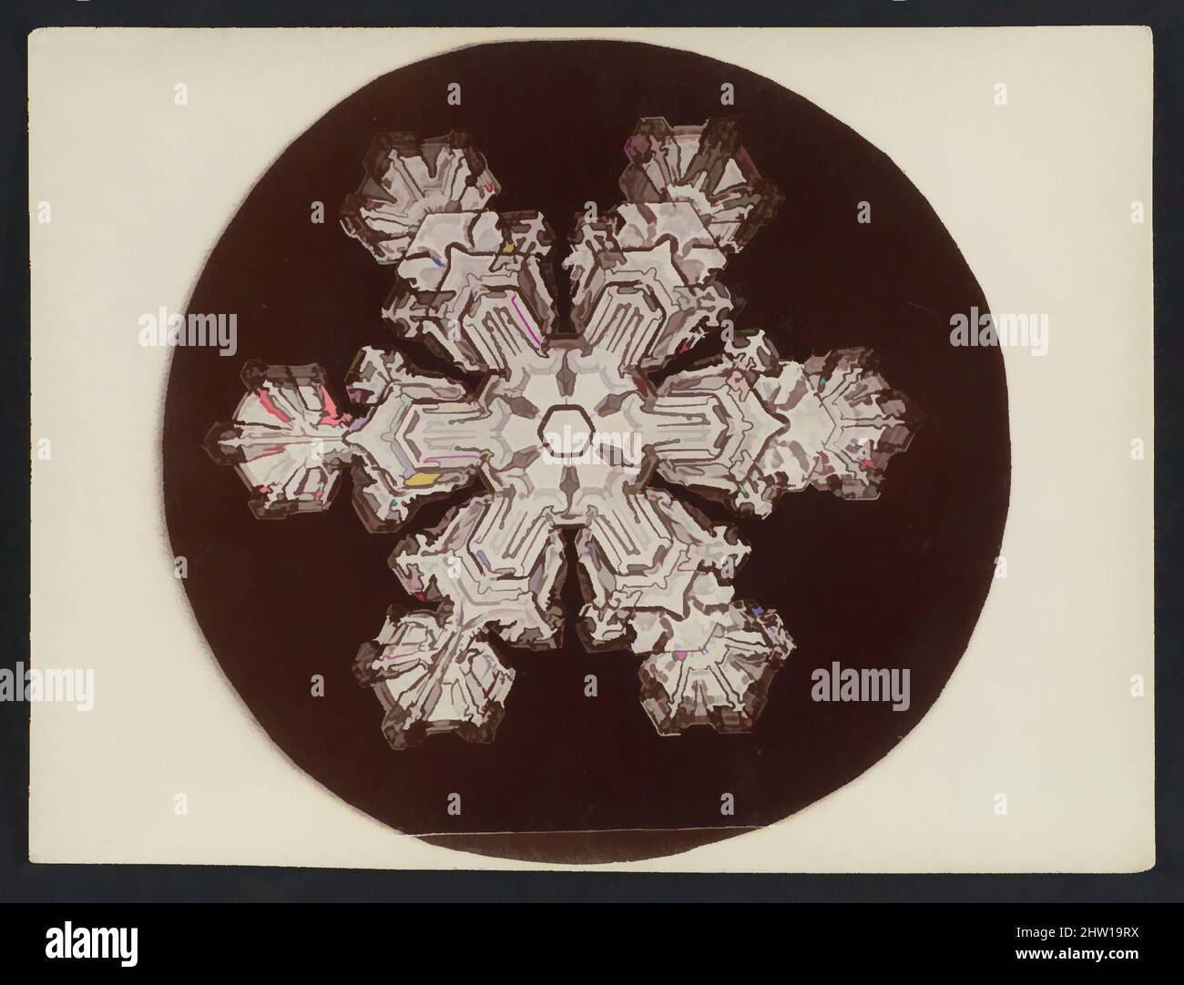Art Inspired by Snow Crystal, 1890s–1920s, gelatina stampa argento, Image: 2 15/16 in. x 3 poll. (7,4 x 7,6 cm), fotografie, Wilson Alwyn Bentley (americano, 1865–1931, opere classiche modernizzate da Artotop con un tuffo di modernità. Forme, colore e valore, impatto visivo accattivante sulle emozioni artistiche attraverso la libertà delle opere d'arte in modo contemporaneo. Un messaggio senza tempo che persegue una nuova direzione selvaggiamente creativa. Artisti che si rivolgono al supporto digitale e creano l'NFT Artotop Foto Stock