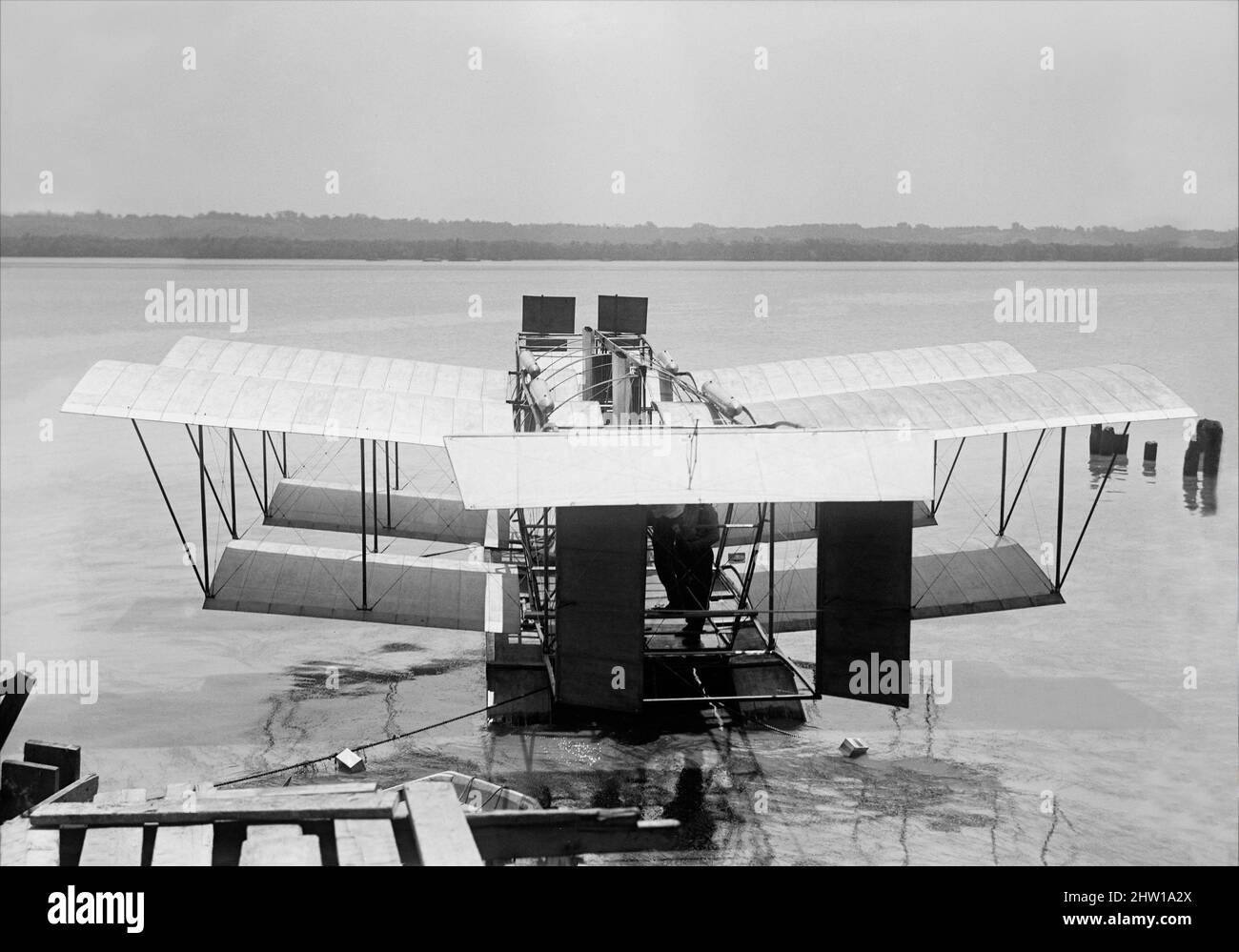 Una fotografia di inizio 20th secolo di un biplano sperimentale Tandem Float che incorpora i principi di Langley sul fiume Potomac, Maryland, Stati Uniti d'America Foto Stock
