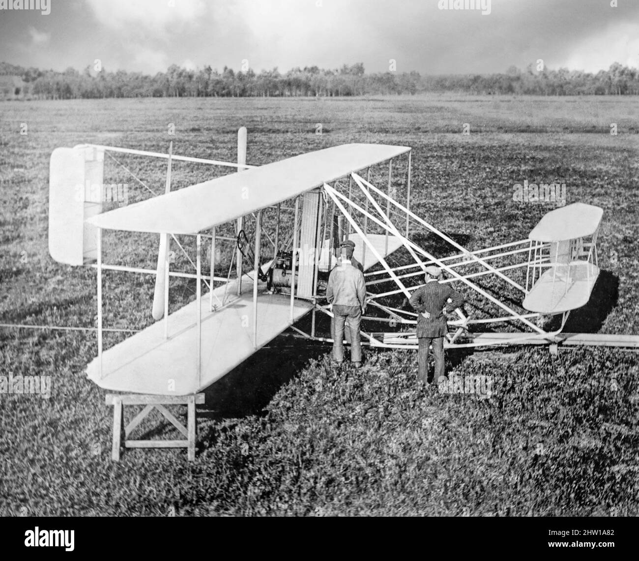 Una fotografia dei primi 20th secolo della Wright Machine inventata e sviluppata dai fratelli Wright, Orville e Wilbur Wright, pionieri dell'aviazione americana generalmente accreditati di volare il primo aereo a motore di successo del mondo. Il 17 dicembre 1903, 4 miglia (6 km) a sud di Kitty Hawk, North Carolina, in quello che ora è conosciuto come Kill Devil Hills, fecero il primo volo controllato e sostenuto di un aereo più pesante dell'aria. I fratelli sono stati anche i primi a inventare i controlli aerei che hanno reso possibile il volo motorizzato ad ala fissa. Foto Stock