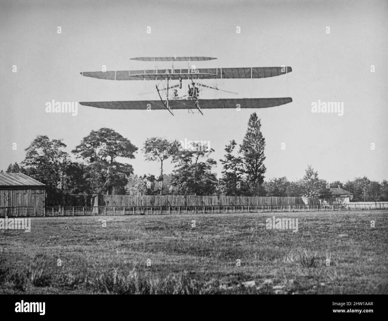 Una fotografia dei primi 20th secolo della Wright Machine in volo. Inventato e sviluppato dai fratelli Wright, Orville e Wilbur Wright, pionieri dell'aviazione americana generalmente accreditati di volare il primo aeroplano a motore di successo al mondo. Il 17 dicembre 1903, 4 miglia (6 km) a sud di Kitty Hawk, North Carolina, in quello che ora è conosciuto come Kill Devil Hills, fecero il primo volo controllato e sostenuto di un aereo più pesante dell'aria. I fratelli sono stati anche i primi a inventare i controlli aerei che hanno reso possibile il volo motorizzato ad ala fissa. Foto Stock