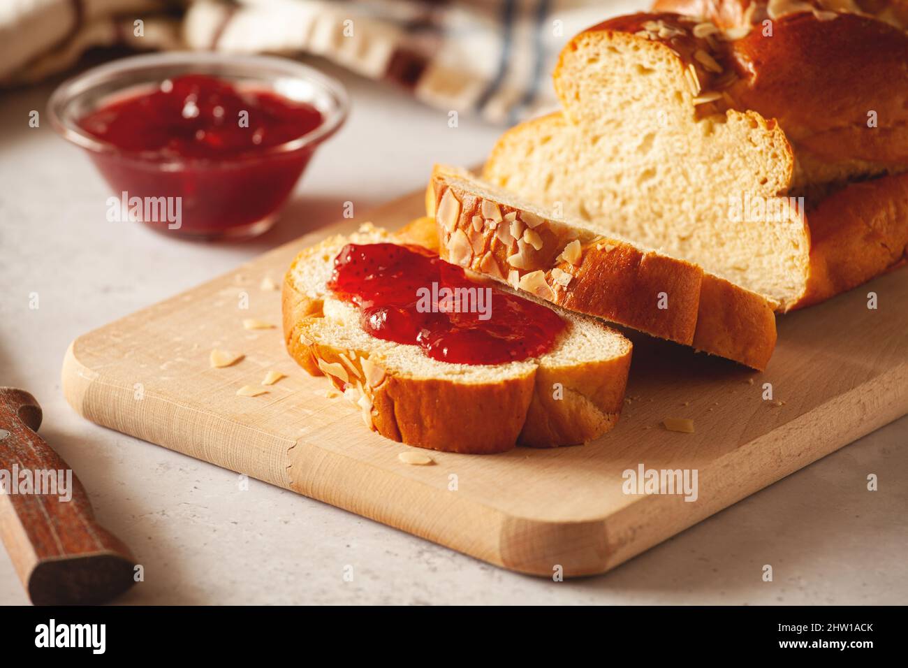 Pane brioche fatto in casa con marmellata di fragole Foto Stock